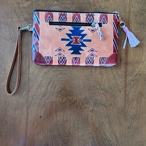 Wristlet purse